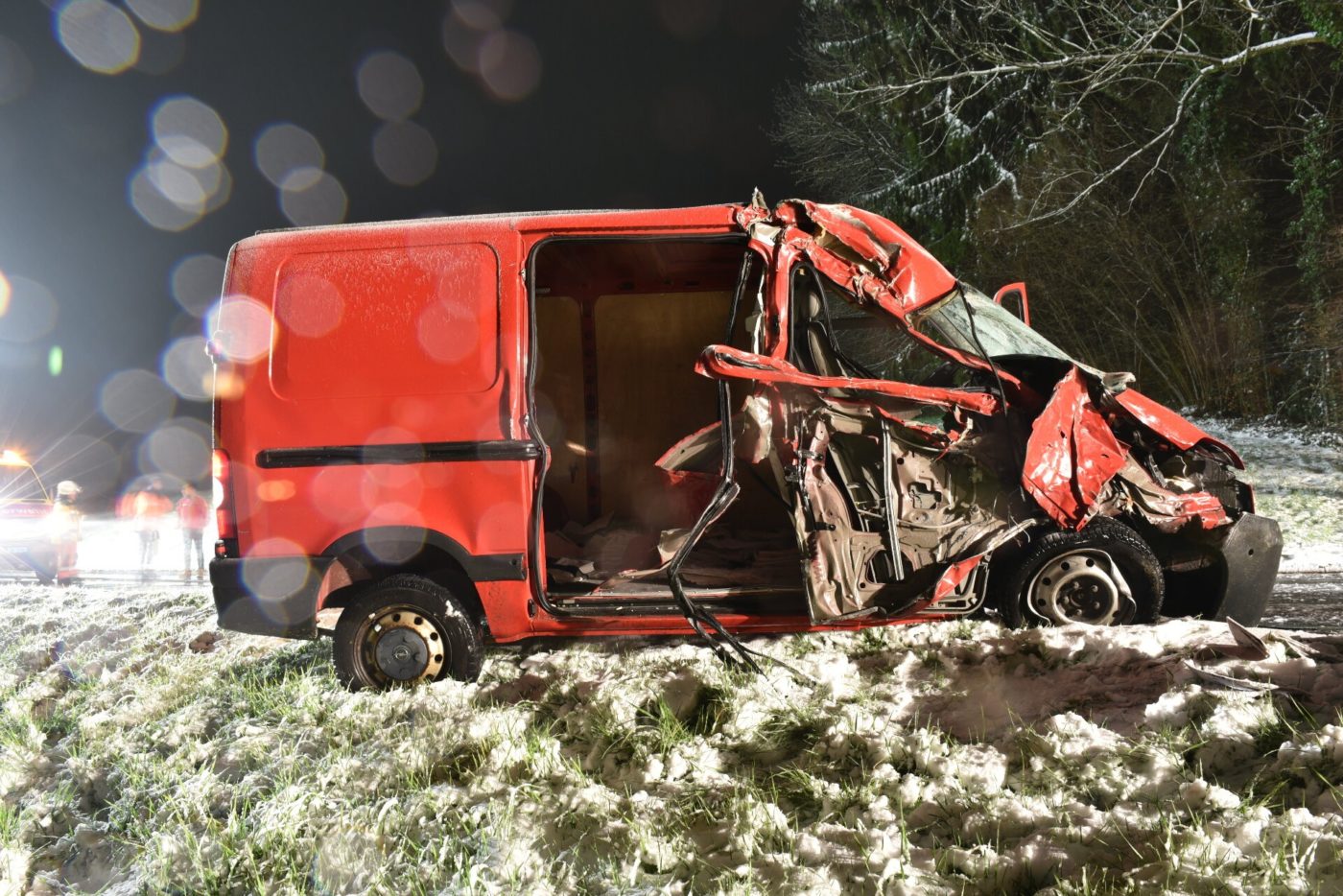 Schönenberg: Verkehrsunfall mit Lieferwagen fordert Todesopfer (Bild: Kapo ZH)